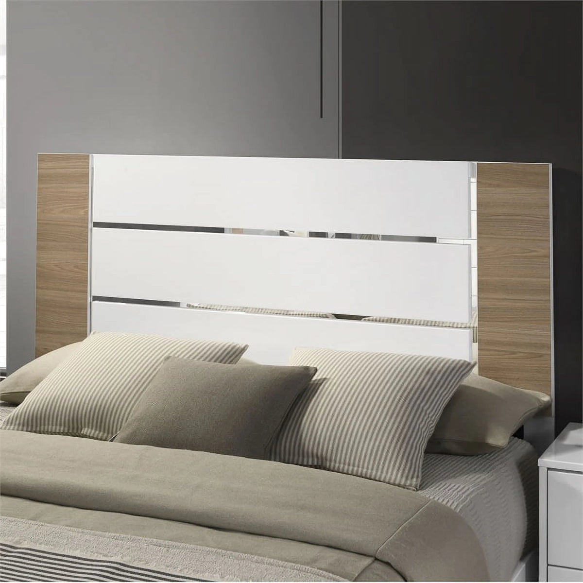 White Wood 3pc Queen Bedroom Set with 2 Nightstands I3654