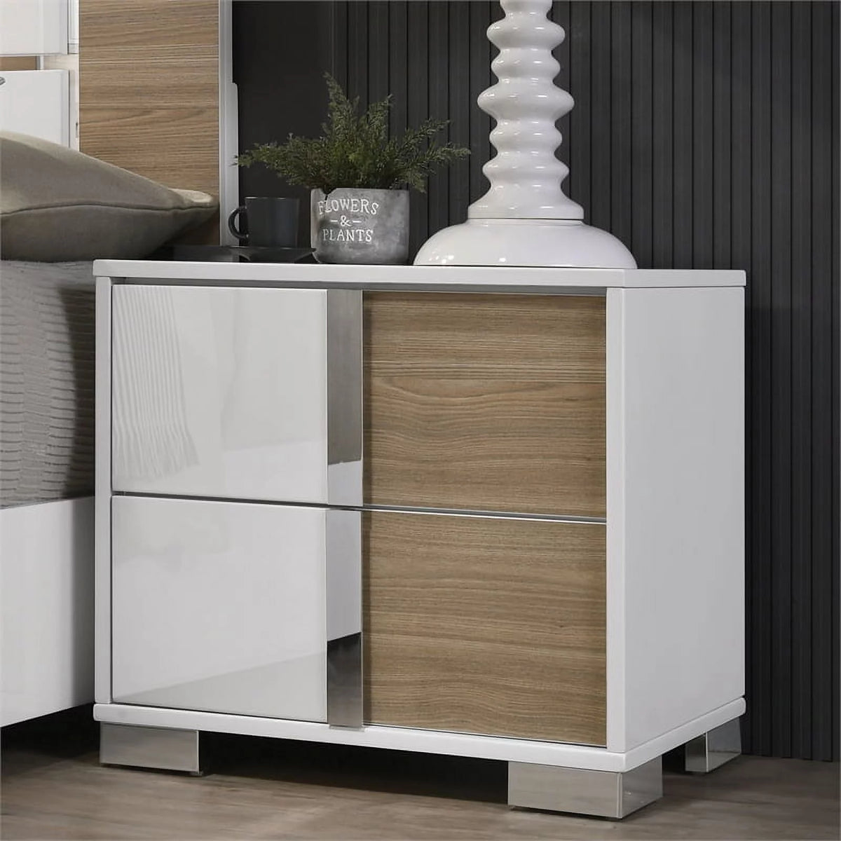 White Wood 3pc Queen Bedroom Set with 2 Nightstands I3654